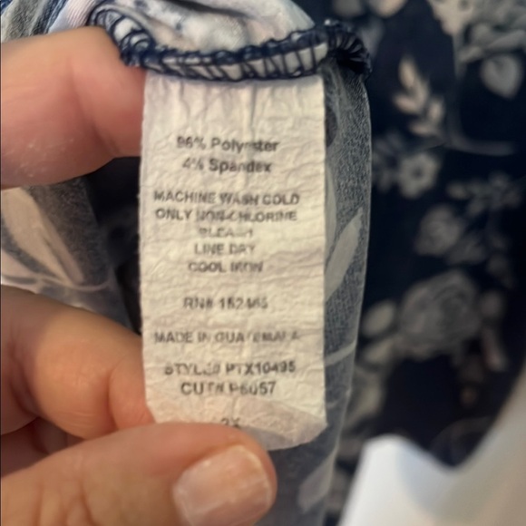PAPERMOON Floral Navy and White Women's Top 2X - Picture 7 of 7